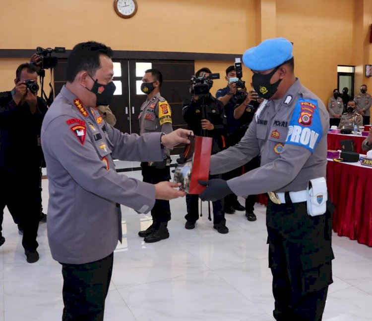 Kapolri memberikan penghargaan berupa kesempatan sekolah perwira kepada personel polda DIY yg berprestasi
