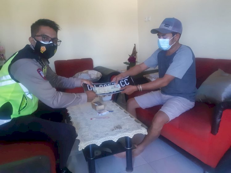 Samsat Go To Home, Personil Sat Lantas Mengantar Langsung TNKB dan STNK ke Rumah Warga