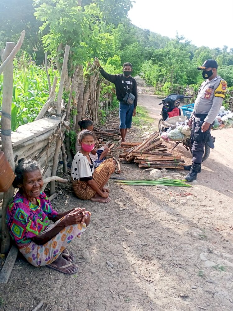 Temui Warga, Bhabinkamtibmas Imbau Warga Agar Patuhi Prokes Covid-19