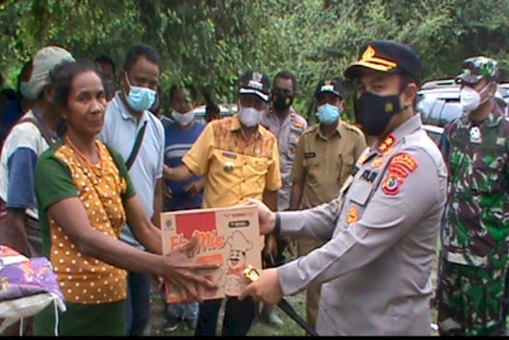 Peduli Kemanusiaan, Kapolres TTS Salurkan Sembako kepada Warga Korban Banjir Rob Bena TTS