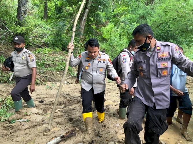 Tak Peduli Dengan Cuaca Extrim, Kapolres TTS Turun Langsung Pantau Lokasi Bencana dan Serahkan Bantuan Di Desa Koa.