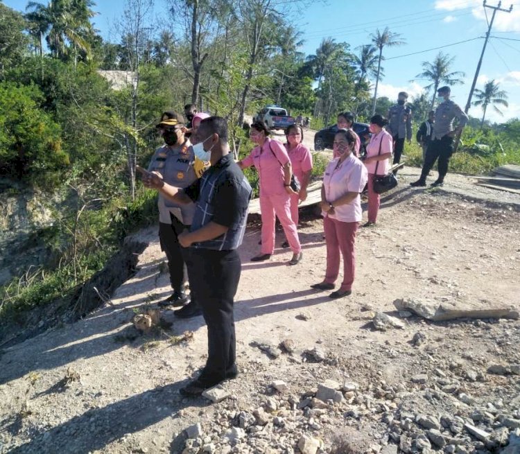 Tidak Saja Salurkan Sembako,Kapolres TTS Juga Pantau Langsung Warga yang Terdampak Bencana Tanah Lonsor