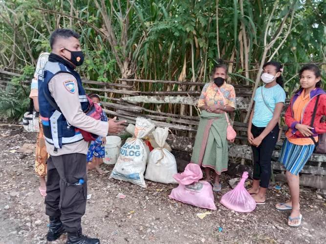 Sambangi warga , Bhabinkamtibmas Ajak Patuhi Prokes Covid-19