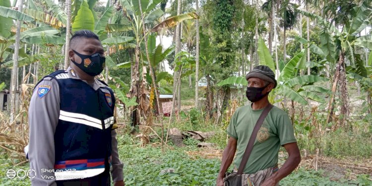 Temui Warga, Bhabinkamtibmas Ajak Patuhi Prokes