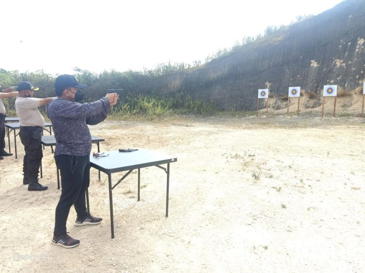 Tinkatkan kemampuan, Kapolres TTS Pimpin Latihan Menembak