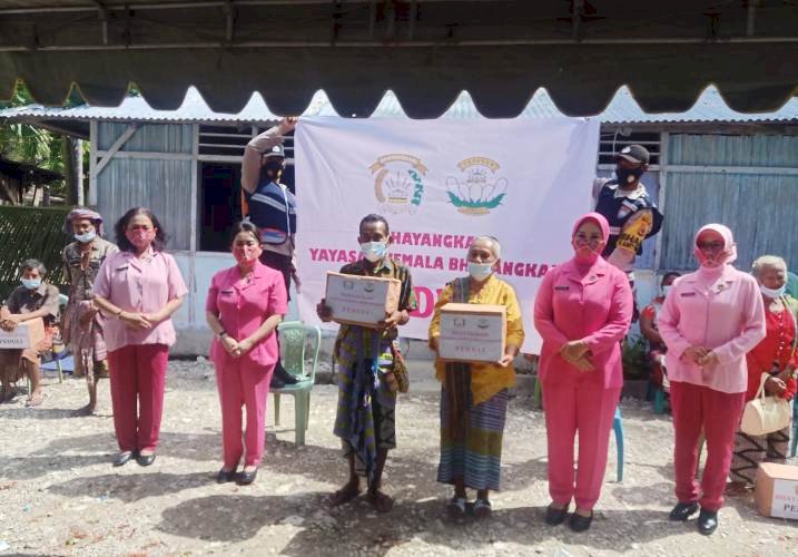 Peduli kasih, Bhayangkari Daerah NTT Gelar Bansos