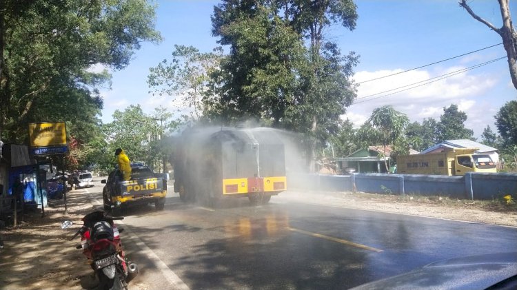 Cegah Meningkatnya Covid-19, Polres TTS Bersama Instasi Terkait Turun Langsung Penyemprotan Desinfektan