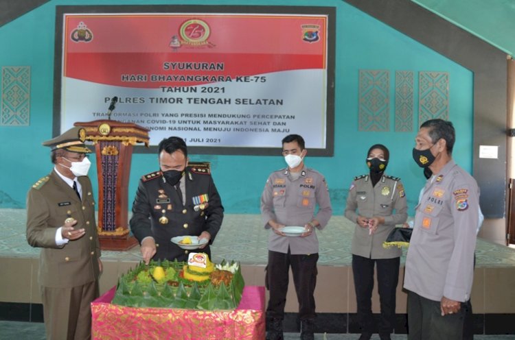 Puncak perayaan Hari Bhayangkara ke-75, Polres TTS Tandai Dengan Pemotongan Tumpeng  