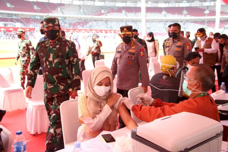 Panglima TNI dan Kapolri Tinjau Vaksinasi Massal di SUGBK