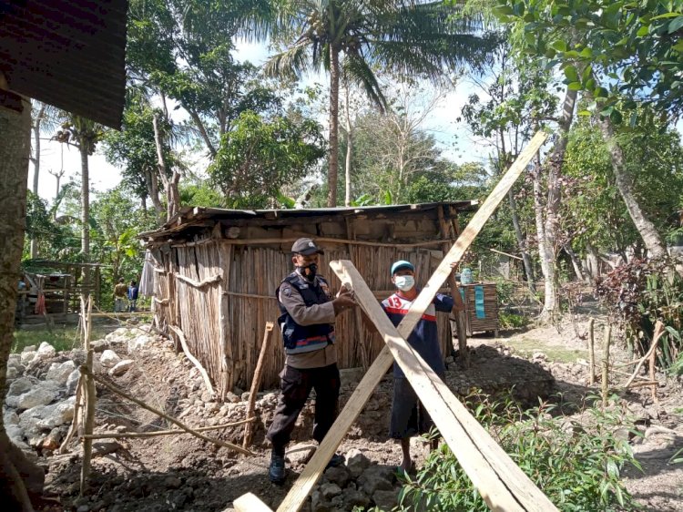 Peduli Akan Warga Binaannya ,Bhabinkamtibmas Oekefan Bantu Bahan Bangunan.
