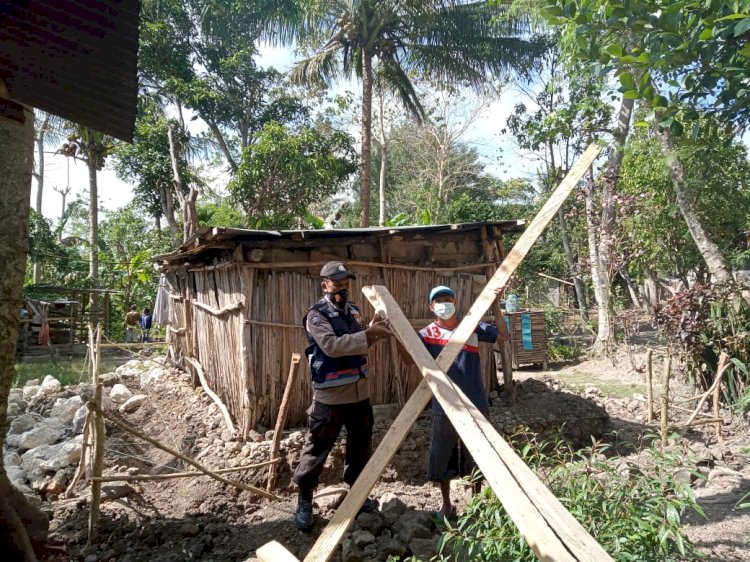 Peduli Akan Warga  Binaannya ,Bhabinkamtibmas Oekefan Bantu Bahan Bangunan.