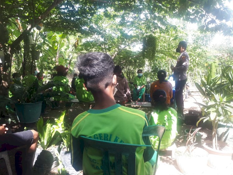 Selamatkan Generasi Muda dari Covid-19, Sat Binmas Polres TTS Beri Imbauan dan Bagi Masker