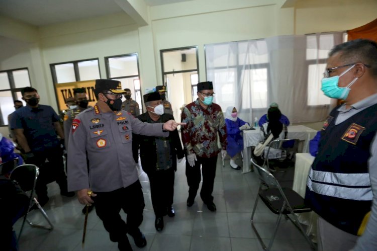 Tinjau Vaksinasi Massal di Persis, Kapolri Minta Semua Elemen Masyarakat Berkolaborasi Percepat Vaksinasi