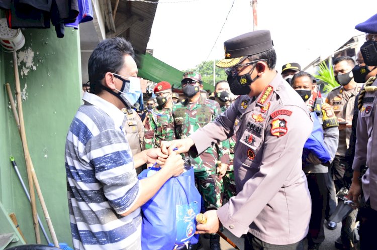 Panglima TNI dan Kapolri Sosialisasi Vaksin Keliling dan Serahkan Langsung Bansos ke Warga Jakarta