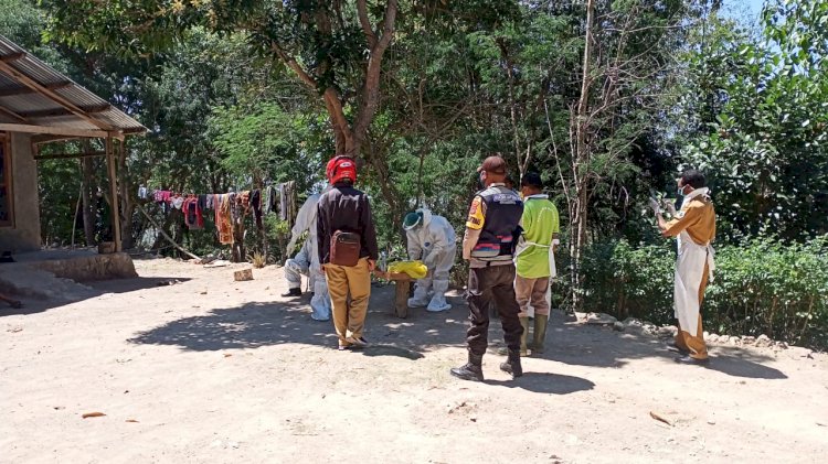 Cegah Penyebaran Covid-19, Bhabinkamtibmas Pol Sub Sektor Noebeba Dampingi Petugas Medis Tracing Warga Kontak Erat Pasien Covid-19