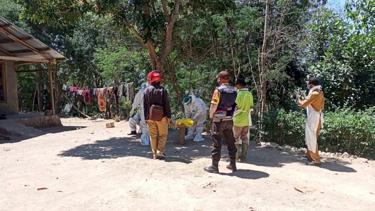 Cegah Penyebaran Covid-19, Bhabinkamtibmas Pol Sub Sektor Noebeba Dampingi Petugas Medis  Tracing Warga Kontak Erat Pasien Covid-19