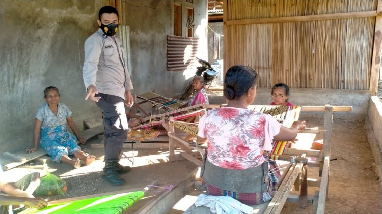 Sambangi Kelompok Pengrajin Tenununan, Kapolsub Sektor Oenino Ajak Cegah Covid-19