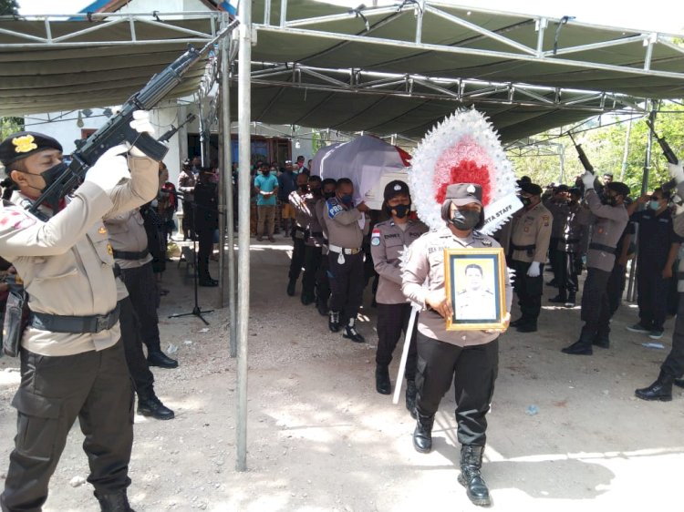 Polres TTS Gelar Upacara pemakaman Anggota Polri