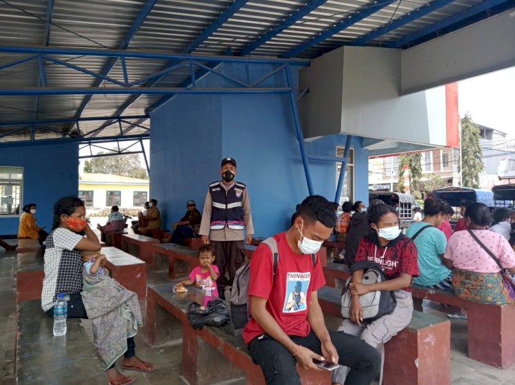 Sambangi Penumpang di terminal Kota Soe , Bhabinkamtibmas Imbau Tetap Patuhi Prokes Covid-19