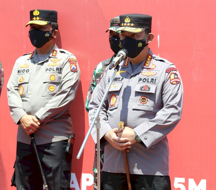 Tinjau Vaksinasi di Surabaya, Kapolri: Datangi dan Layani Warga yang Ada Di Titik Tak Terjangkau