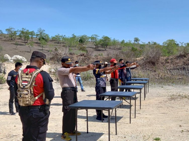 Guna Meningkatkan Kemampuan, Personil Polres TTS Gelar Latihan Menembak