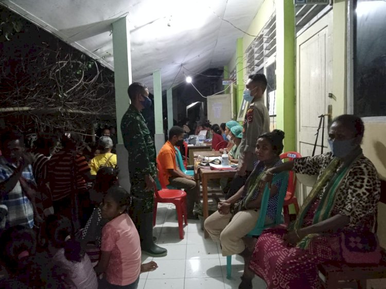Bersinergi, Personil Polri Dan TNI Pam Vaksin Hingga Larut Malam