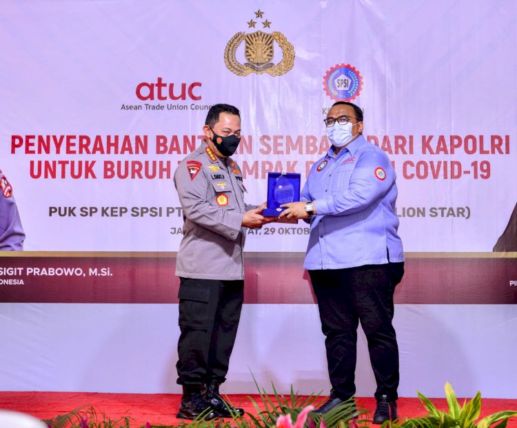 Bagikan Ribuan Sembako, Kapolri Titip Pesan Buruh Tetap Jaga Prokes