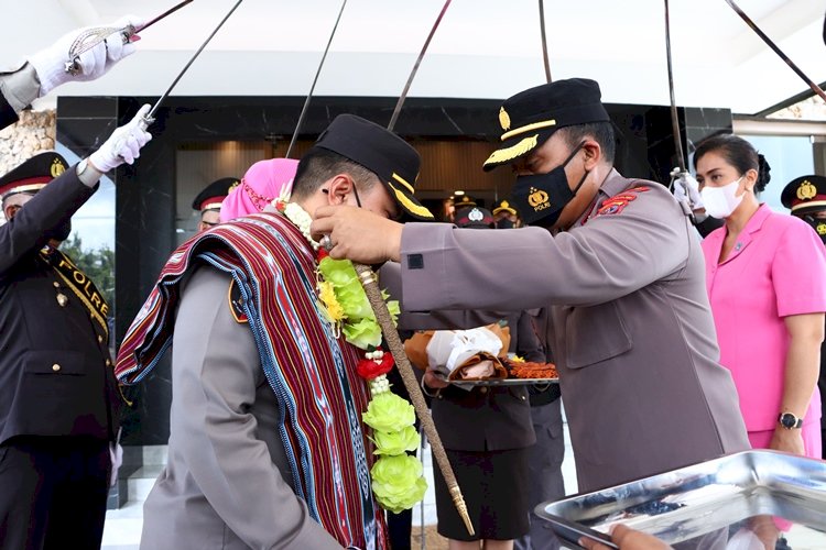  Tradisi Payung Pora dan Pedang Pora  Polres TTS Melepas Pejabat Lama Kapolres TTS