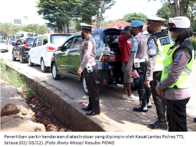 Kendaraan Parkir diatas Trotoar , Polres TTS Melaksanakan Penertiban