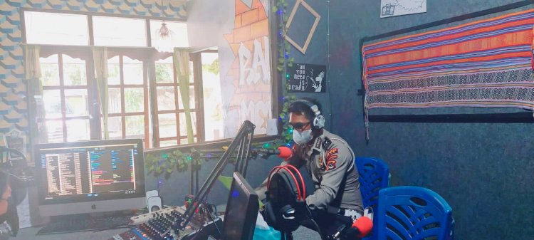 Melalui Media Radio Mercy FM, Kanit Kamsel Sat Lantas Polres TTS Sampaikan Imbauan Tertib Lantas Dan Prokes