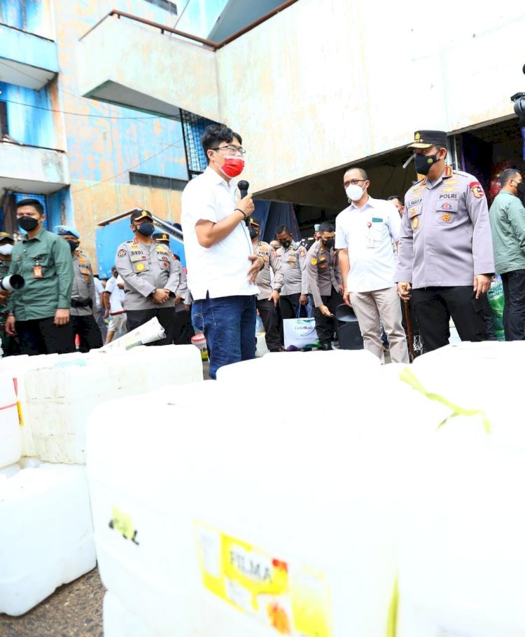 Tinjau Pasar Minggu, Kapolri Pastikan Stok Minyak Curah untuk Warga Aman