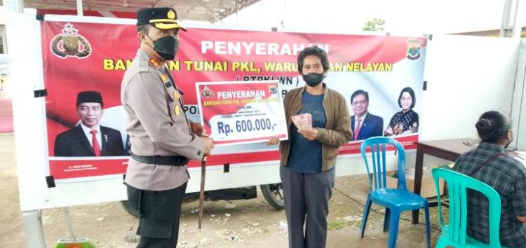 Kapolres TTS Serahkan Batuan Tunai Pedagang Kaki Lima Warung Dan Nelayan Kepada 210 Warga Dari 16.500 Total Warga TTS