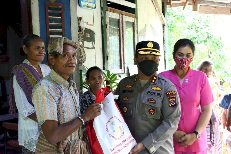 Silahturahmi Ke Raja Boti, Kapolres TTS Salurkan Paket Sembako Dari Presiden RI