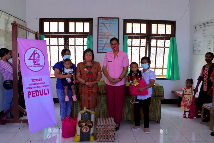 Berbagi Kasih, Bhayangkari Cabang TTS Salurkan Bansos