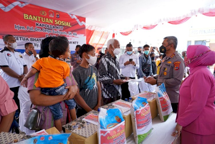 Kapolda NTT Tinjau Vaksinasi Bagi Masyarakat di Gereja St. Maria Dari Ibu Angelina Noelbaki