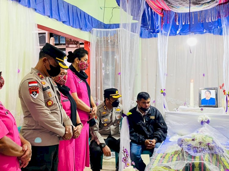 Turut Berbelasungkawa, Kapolres TTS Melayat ke Rumah Duka Personil Polres TTS