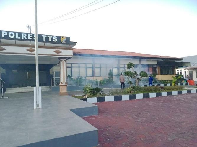Cegah DBD, Polres TTS Lakukan Fogging