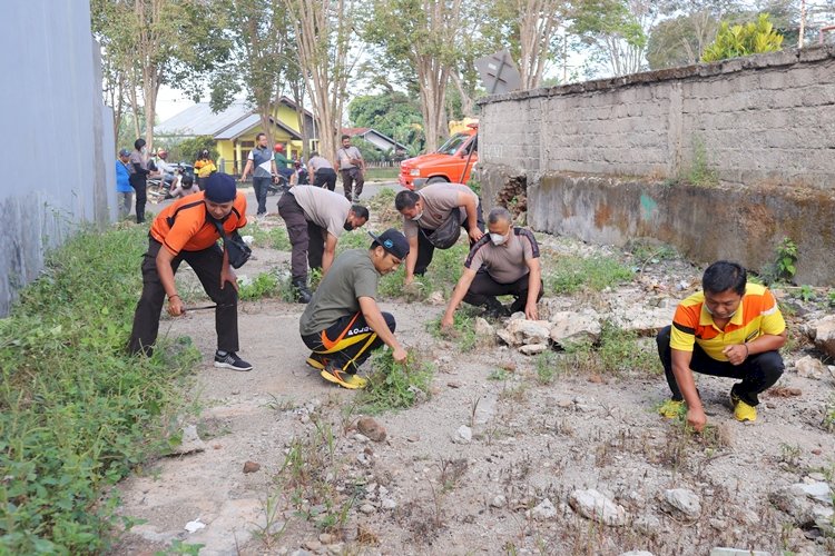 Cegah Penyakit Akibat Sampah, Polres TTS Gelar Jumat Bersih