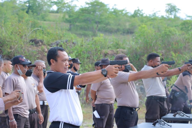 Agar Lebih Mahir Dalam Menembak, Kapolres TTS Pimpin Latihan