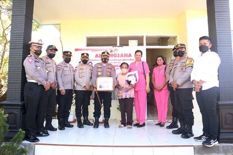 Jalin Tali Asih Jelang hari Bhayangkara ke 76, Kapolres TTS Pimpin Anjangsana ke Warakawuri