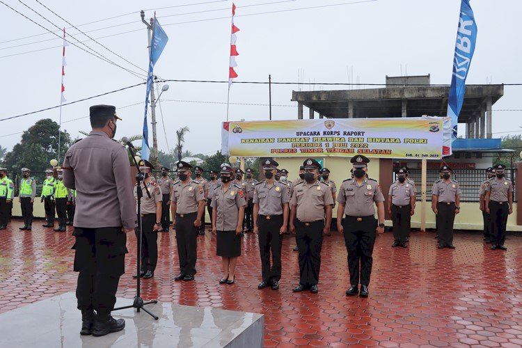 37 Personil Polres TTS Mendapat Raport Kenaikan Pangkat Pada Hut Bhyangkara Polri Ke 76