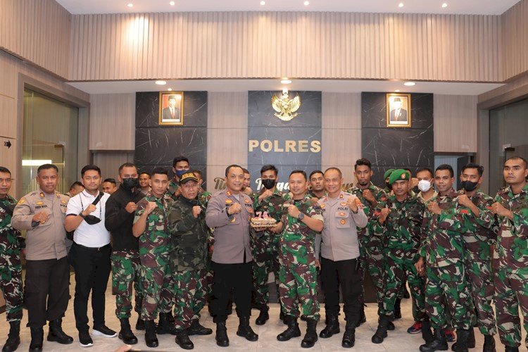 Beri Kejutan Momentum Hari Bhayangkara Ke -76,Dandim 1621 TTS dan Anggota Serbu Mapolres TTS Dengan Membawah Serta Kue Ulang Tahun