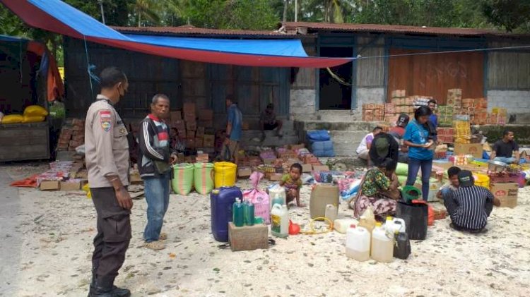Beri Rasa Aman dan Aman Saat Pasar Mingguan, Bhabinkamtibmas Melaksanakan Patroli Dialogis