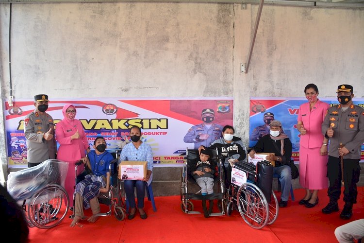 Peduli Akan Sesama , Saat Kunker di Polres TTS, Kapolda NTT dan Ketua Bhayangkari Daerah NTT Beri Bantuan Sosial Kepada Masyarakat