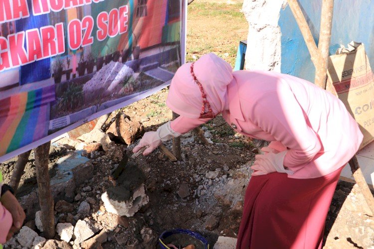 Kunker Bersama kapolda NTT Di Polres TTS, Ketua Bhayangkari Daerah NTT Melaksanakan Peletakan Batu Pertama Pembangunan Gedung Baru TK