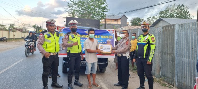 Pasca Kenaikan harga BBM, Polres TTS Bagikan Sejumlah Sembako Kepada Para Pangemudi
