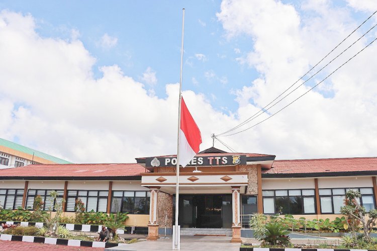 Polres TTS dan Jajaran Kibar Bendera Setengah Tiang