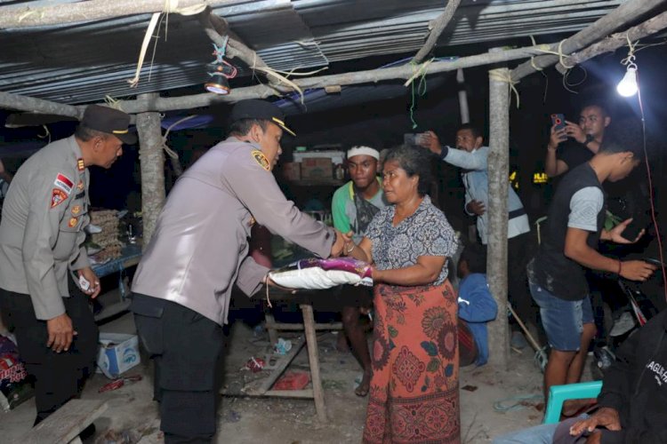 Sambangi Warga Desa Linamnutu, Kapolres TTS Salurkan Sembako