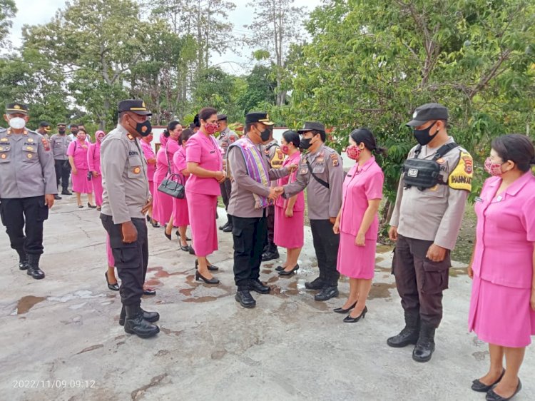 Kunker ke Polsek Jajaran, Kapolres TTS Bagi Bingkisan kepada warga Masyarakat