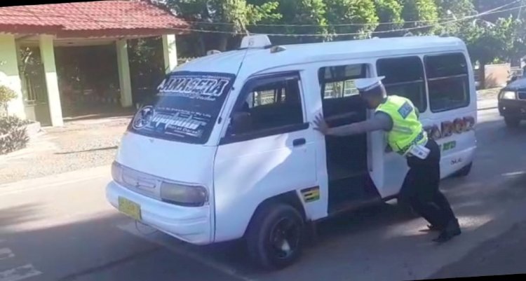 Peduli, Personil Sat Lantas Polres TTS Bantu Dorong Mobil Angkot Yang Mogok di Tengah Jalan